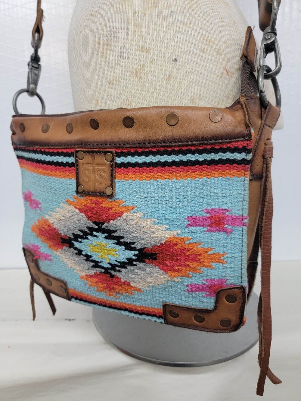 **SOLD******Southwestern Saddle Blanket Crossbody Bag - Picture 4 of 16